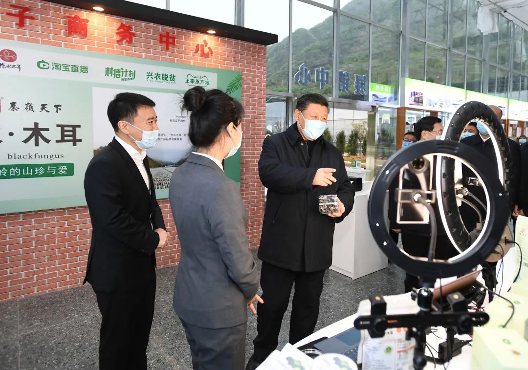 2020年4月20日，習近平在商洛市柞水縣小嶺鎮(zhèn)金米村培訓中心，了解該村發(fā)展木耳產(chǎn)業(yè)情況。新華社記者 謝環(huán)馳 攝