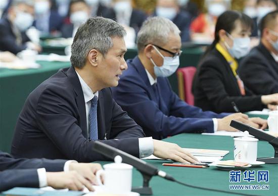  5月24日，全國(guó)人大代表羅杰（左一）參加湖北代表團(tuán)的審議并發(fā)言。新華社記者 黃敬文 攝
