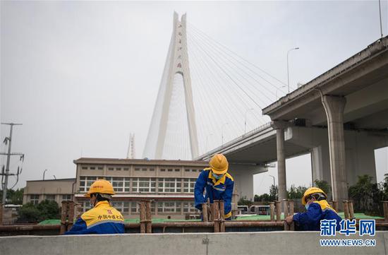  4月30日，來(lái)自中鐵七局的建設(shè)者在武漢武九北綜合管廊工程施工現(xiàn)場(chǎng)作業(yè)。新華社記者 肖藝九 攝