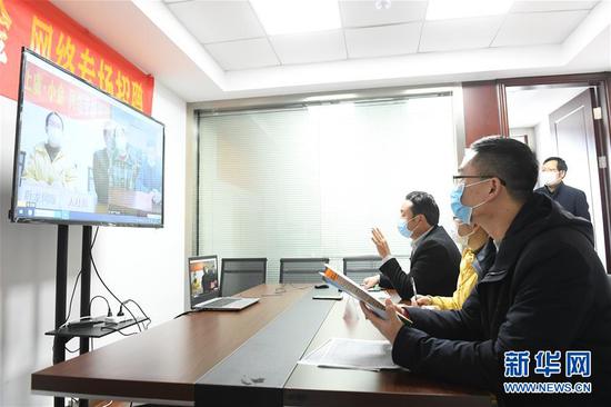  3月11日，在浙江省紹興市上虞區(qū)人社局，上虞區(qū)用人企業(yè)和四川省小金縣務(wù)工人員進(jìn)行網(wǎng)絡(luò)專場(chǎng)招聘。新華社記者 翁忻旸 攝
