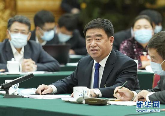 5月22日，全國(guó)人大代表薛志國(guó)參加內(nèi)蒙古代表團(tuán)的審議并發(fā)言。新華社記者 黃敬文 攝