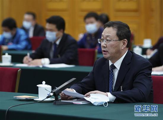 5月22日，全國(guó)人大代表霍照良參加內(nèi)蒙古代表團(tuán)的審議并發(fā)言。新華社記者 謝環(huán)馳 攝