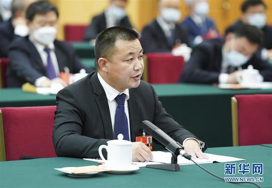  5月24日，全國(guó)人大代表張文喜參加湖北代表團(tuán)的審議并發(fā)言。新華社記者 黃敬文 攝